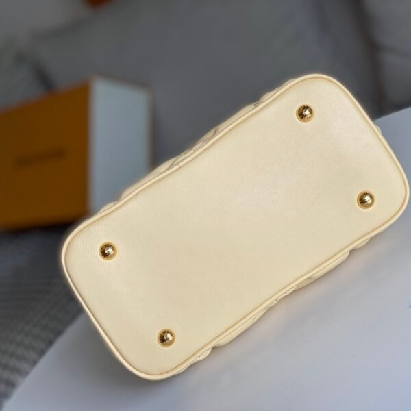 Replica-Louis-Vuitton-Alma-BB-Bag-Banana-Yellow-LV-M59821-5.jpg Replica-Louis-Vuitton-Alma-BB-Bag-Banana-Yellow-LV-M59821-5.jpg